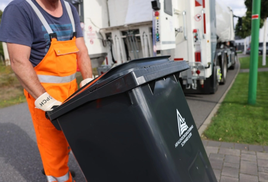 Behälterleerung-900x612.